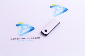 USB plástico con metal