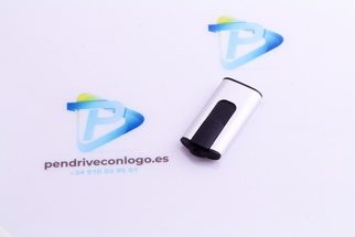 USB plástico con metal